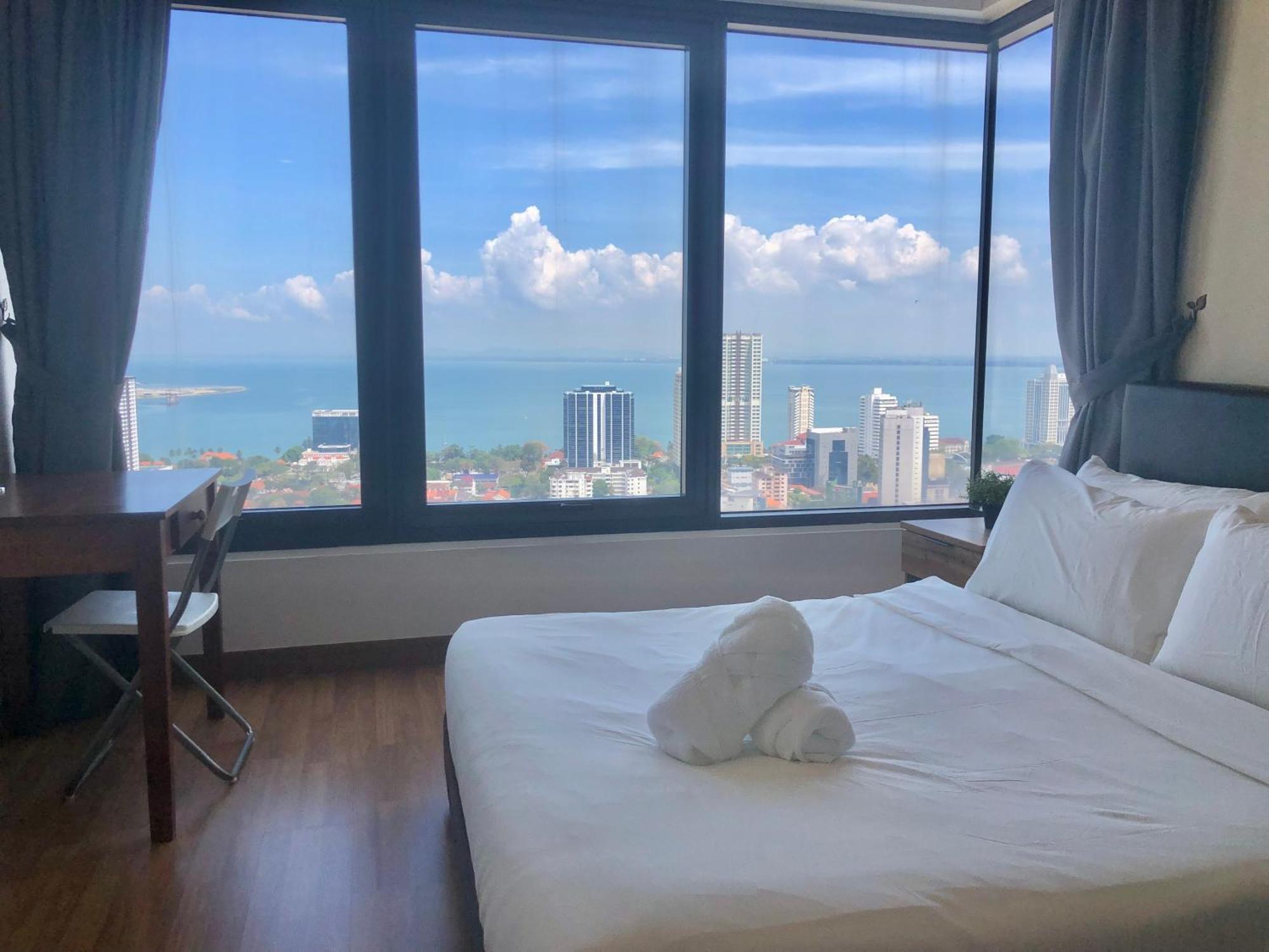 Tropicana 218 Macalister Netflix Unit By Blue Sky Holidays George Town Extérieur photo